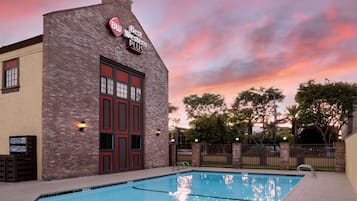 Una piscina al aire libre, tumbonas