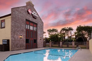 Una piscina al aire libre, tumbonas