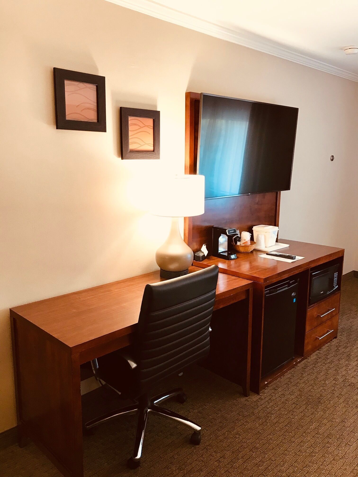 standard room, 1 king bed and 1 queen bed, non smoking | living area | 32-inch flat-screen tv with cable channels, tv