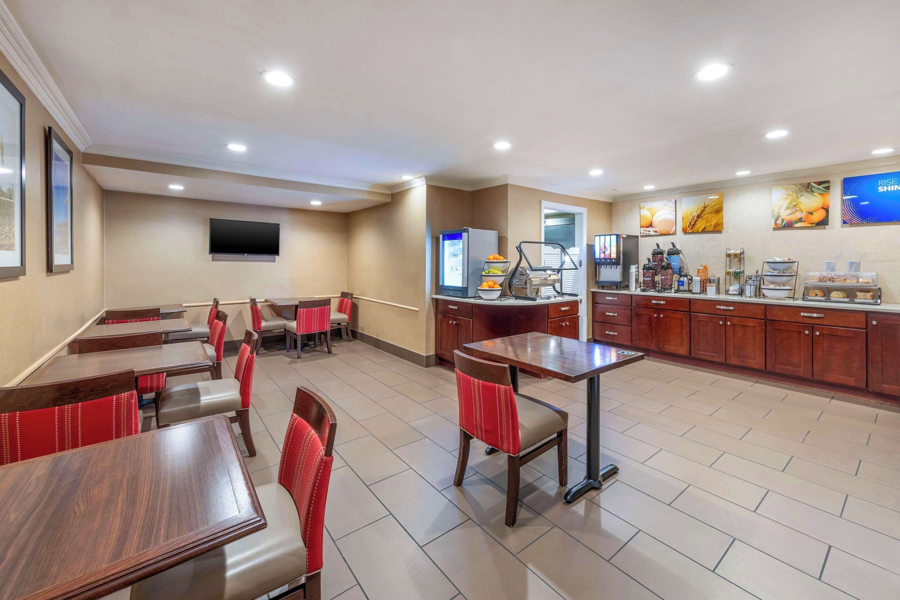 free daily self-service breakfast