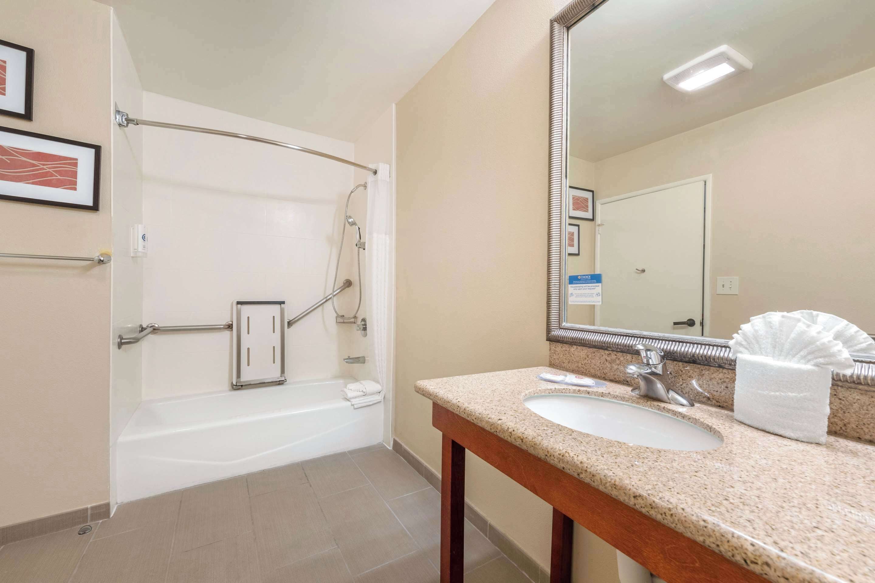 standard room, 1 king bed, accessible, non smoking | pillow-top beds, in-room safe, individually furnished, desk