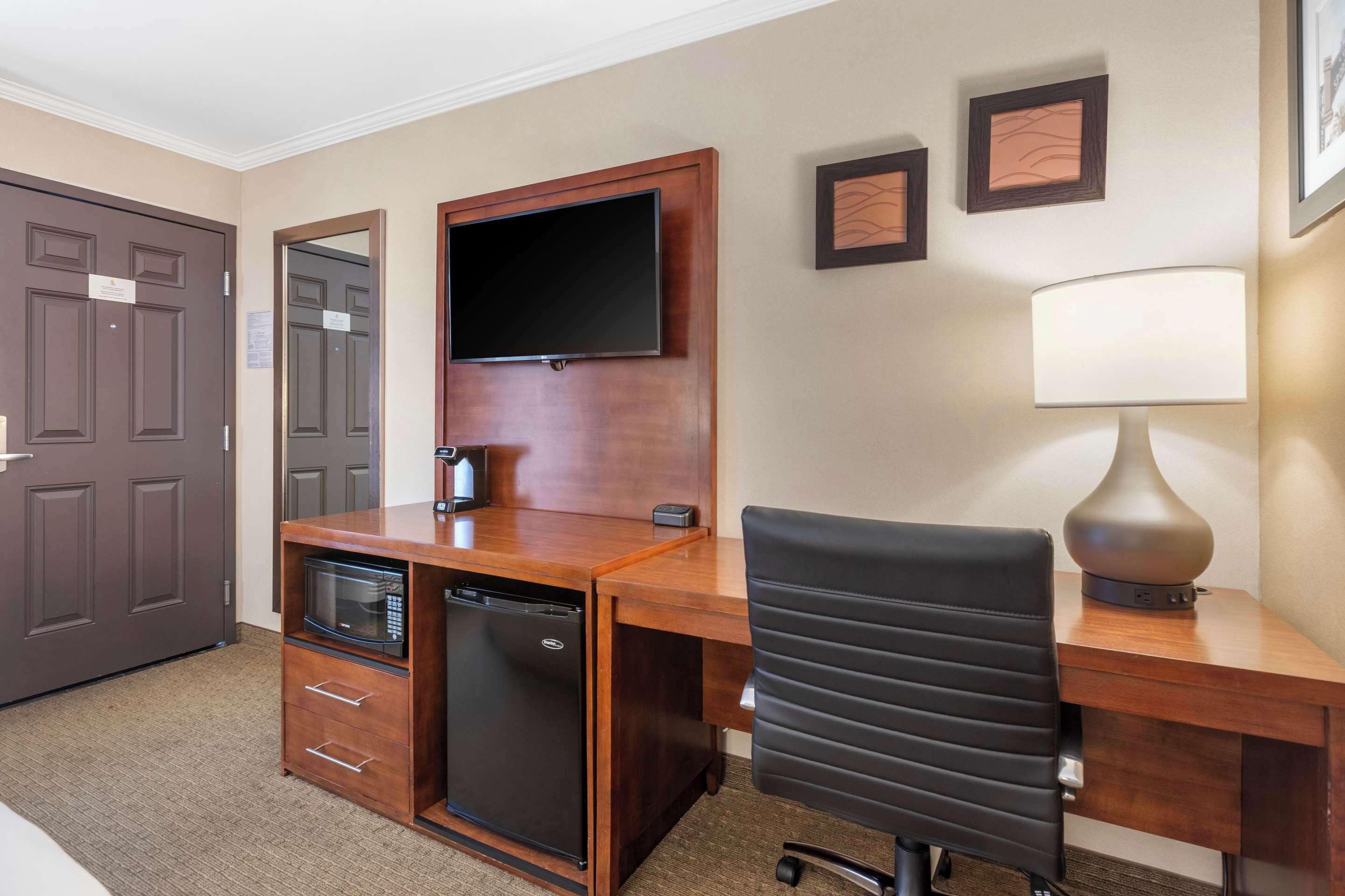 standard room, 1 king bed with sofa bed, non smoking | pillow-top beds, in-room safe, individually furnished, desk