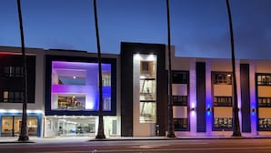 Un hotel moderno con un letrero de Comfort Inn, varios pisos y ventanas iluminadas.