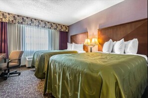 1 habitación, decoración personalizada, muebles diferentes y escritorio 