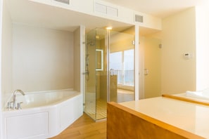 Sun Club Master Suite | バスルーム | シャワー、バスアメニティ (無料)、ヘアドライヤー、タオル