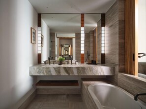 Baignoire et douche séparées, baignoire relaxante profonde