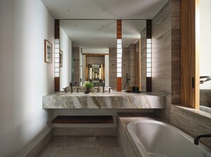 Badewanne und Dusche (separat), Komfortbadewanne, Regendusche