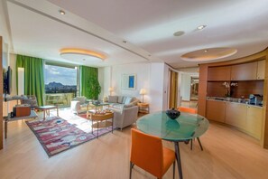 Suite – executive, 1 kingsize-seng (Acropolis View) | Oppholdsrom | LED-TV og DVD-spiller