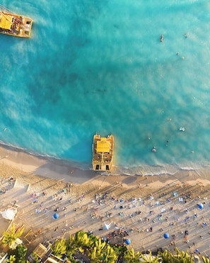 Beach nearby, white sand, beach towels