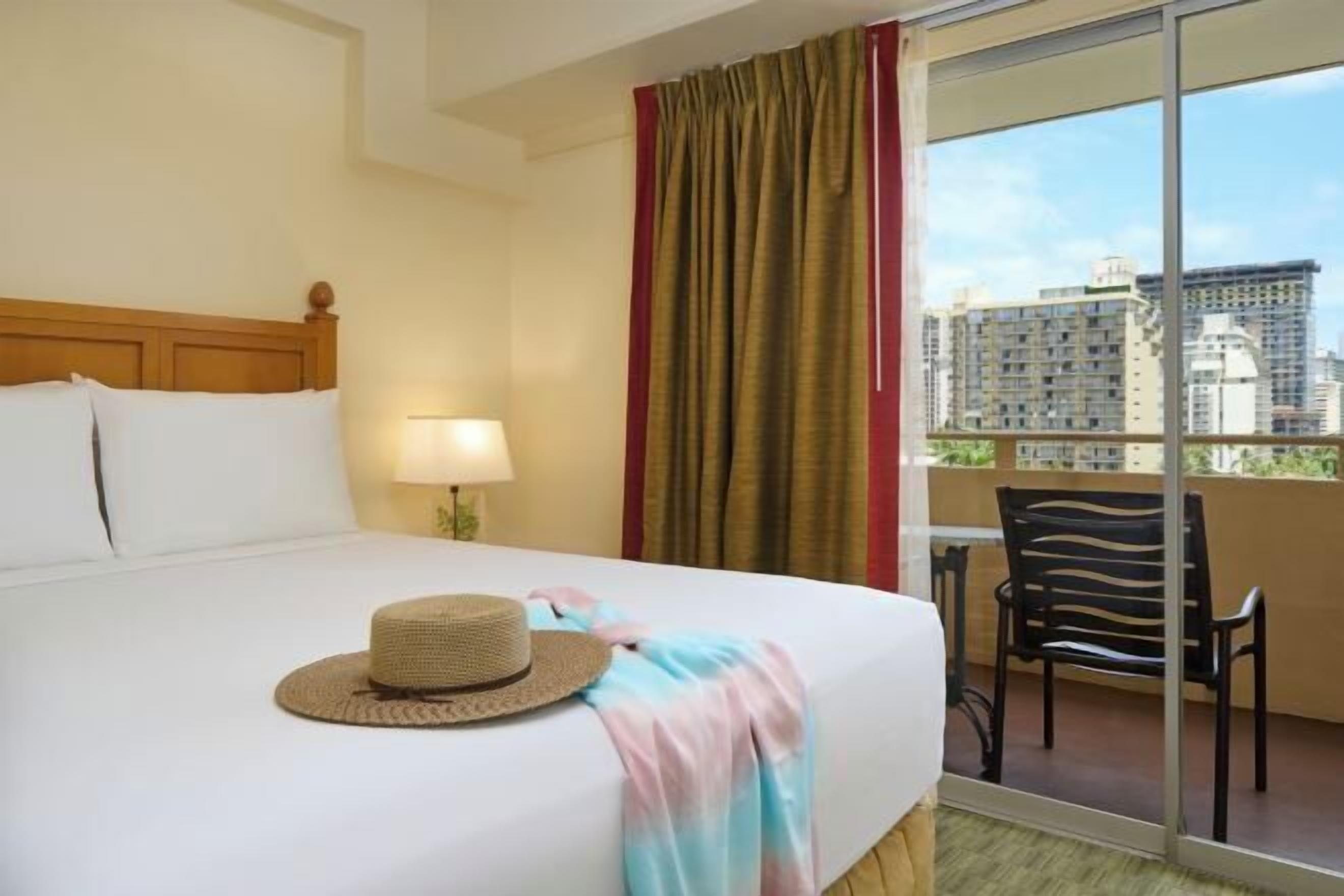 객실 내 금고, 책상, 암막 커튼, 다리미/다리미판