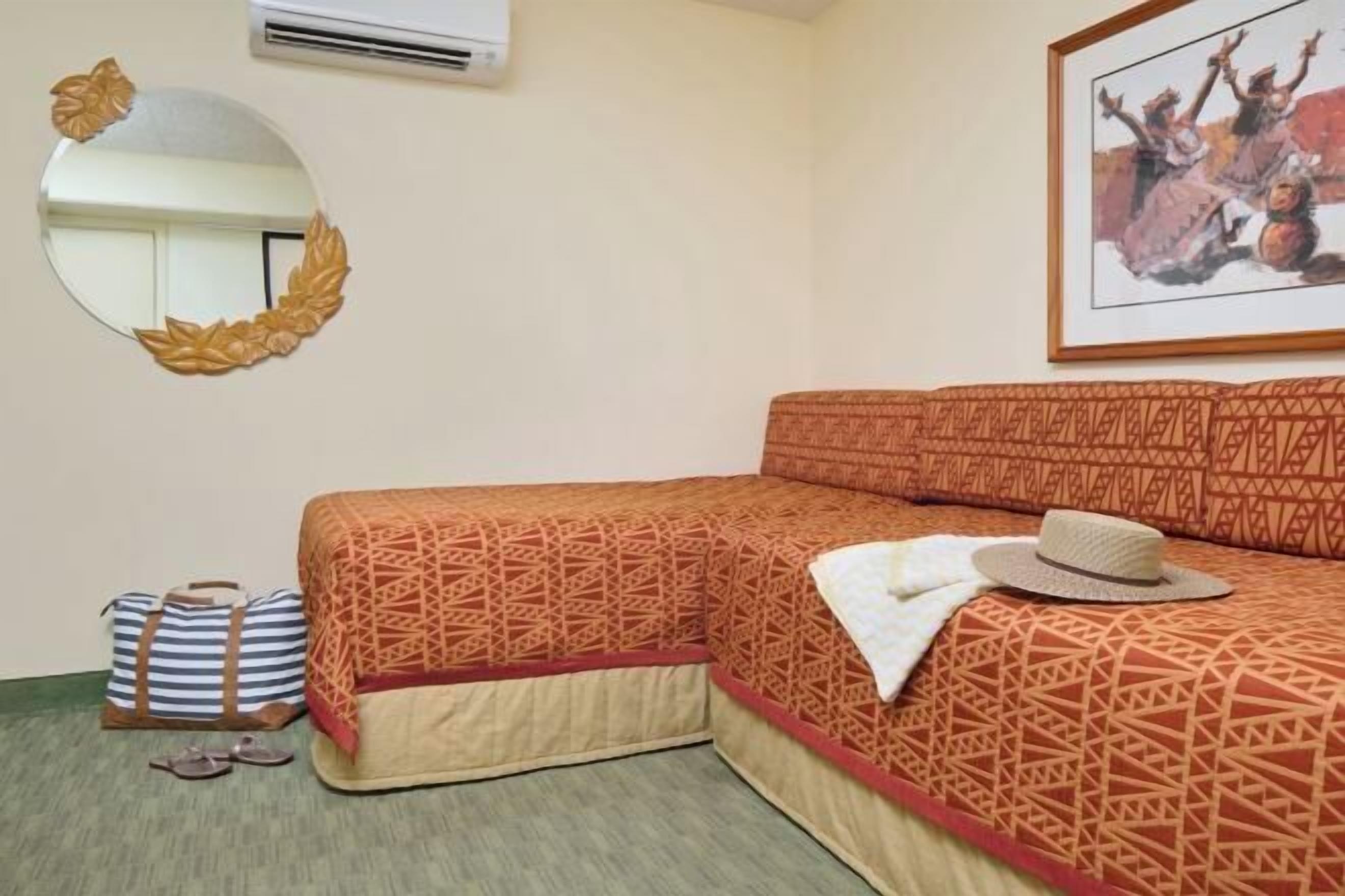 Cofres nos quartos, escrivaninha, cortinas blackout