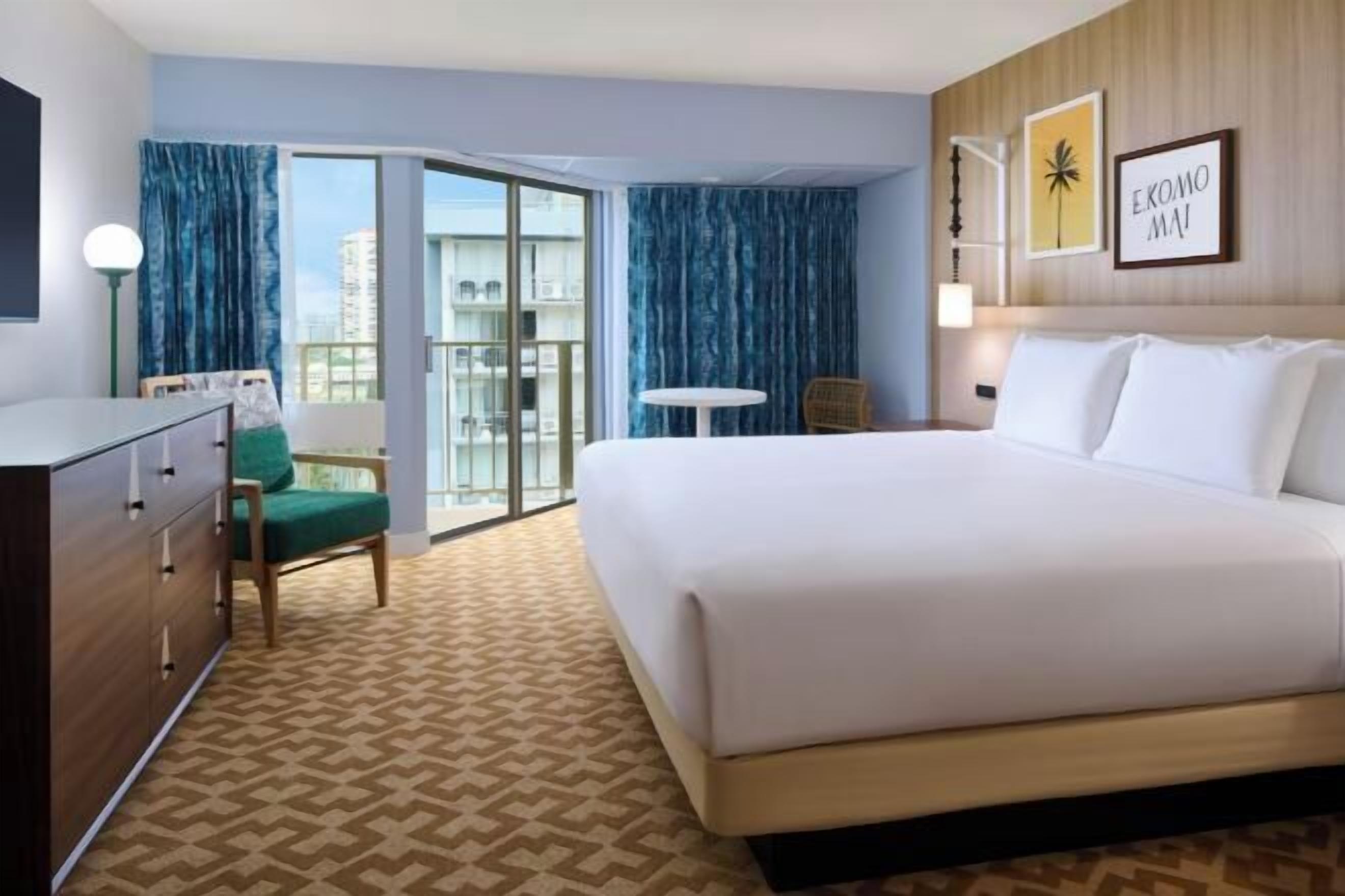 객실 내 금고, 책상, 암막 커튼, 다리미/다리미판