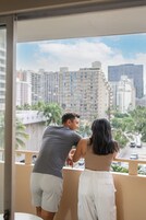 客房内保险箱、办公桌、遮光窗帘、熨斗/熨衣板