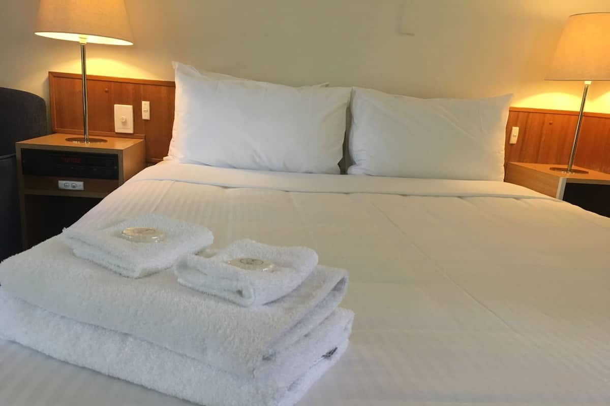 Mörkläggningsgardiner, strykjärn/strykbräda, gratis wi-fi och sängkläder