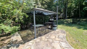 BBQ/picnic Area - Waterview Gosford Motor Inn (West Gosford)