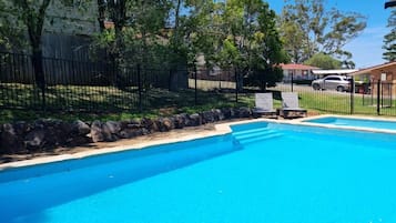 Een buitenzwembad, open van 08.00 uur tot 20.00 uur, en ligstoelen