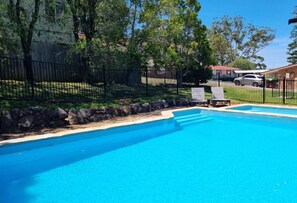Outdoor pool, open 8:00 AM to 8:00 PM, sun loungers - Waterview Gosford Motor Inn (West Gosford)