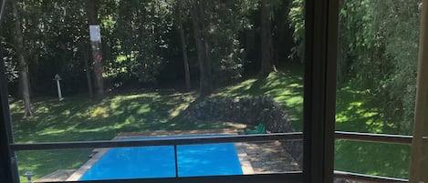 Quarto, vista para a piscina | Vista do quarto