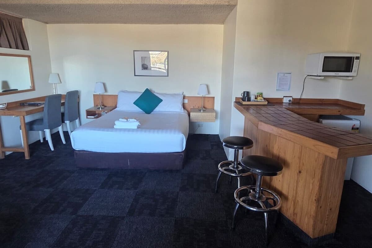 Chambre exĂ©cutive, 1 grand lit et 1 canapĂ©-lit, vue sur la baie | Rideaux dâobscurcissement, fer et planche Ă repasser