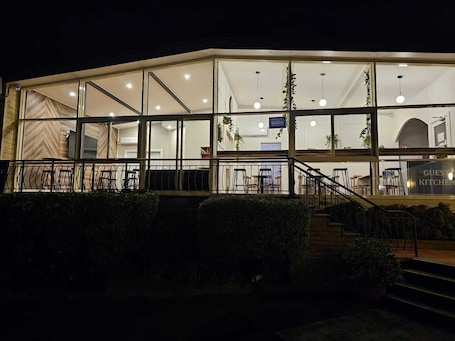 Exterior. Waterview Gosford Motor Inn