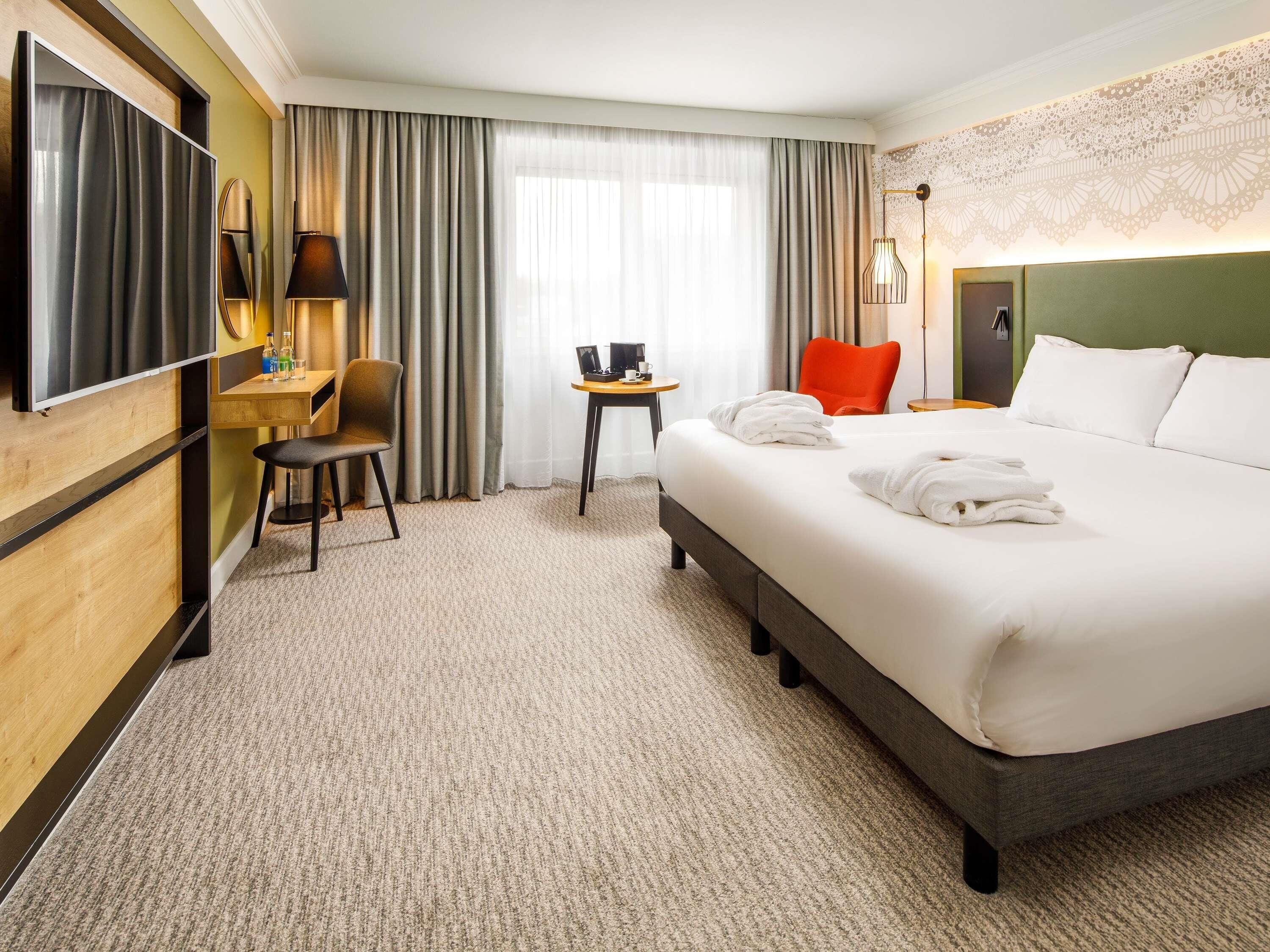 Privilege, Room, 1 King Bed | Hypo-allergenic bedding available, in-room safe, desk, laptop workspace