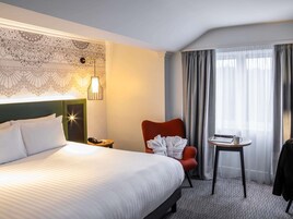Privilege, Room, 1 King Bed | Hypo-allergenic bedding, in-room safe, desk, laptop workspace