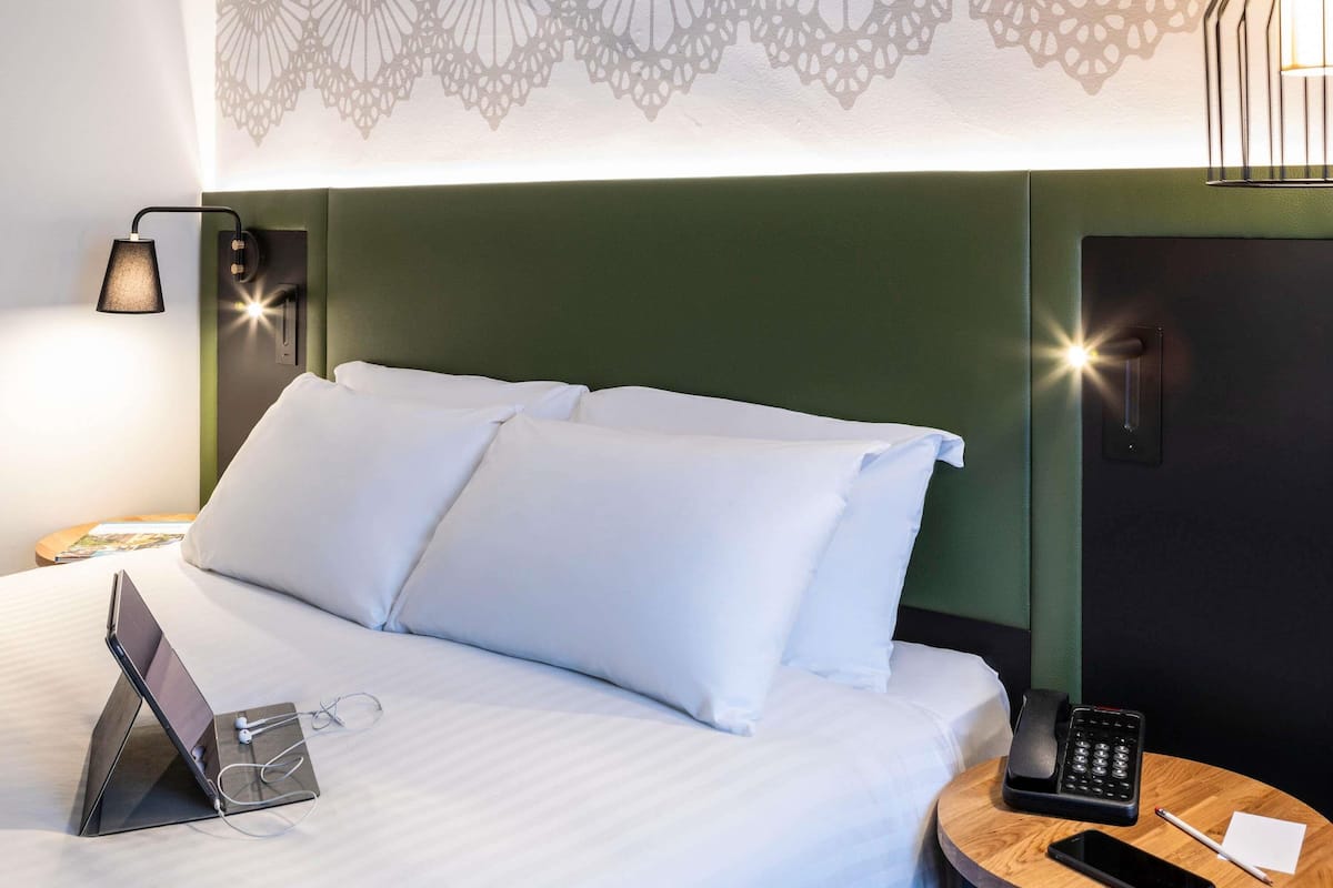 Hypo-allergenic bedding, in-room safe, desk, laptop workspace