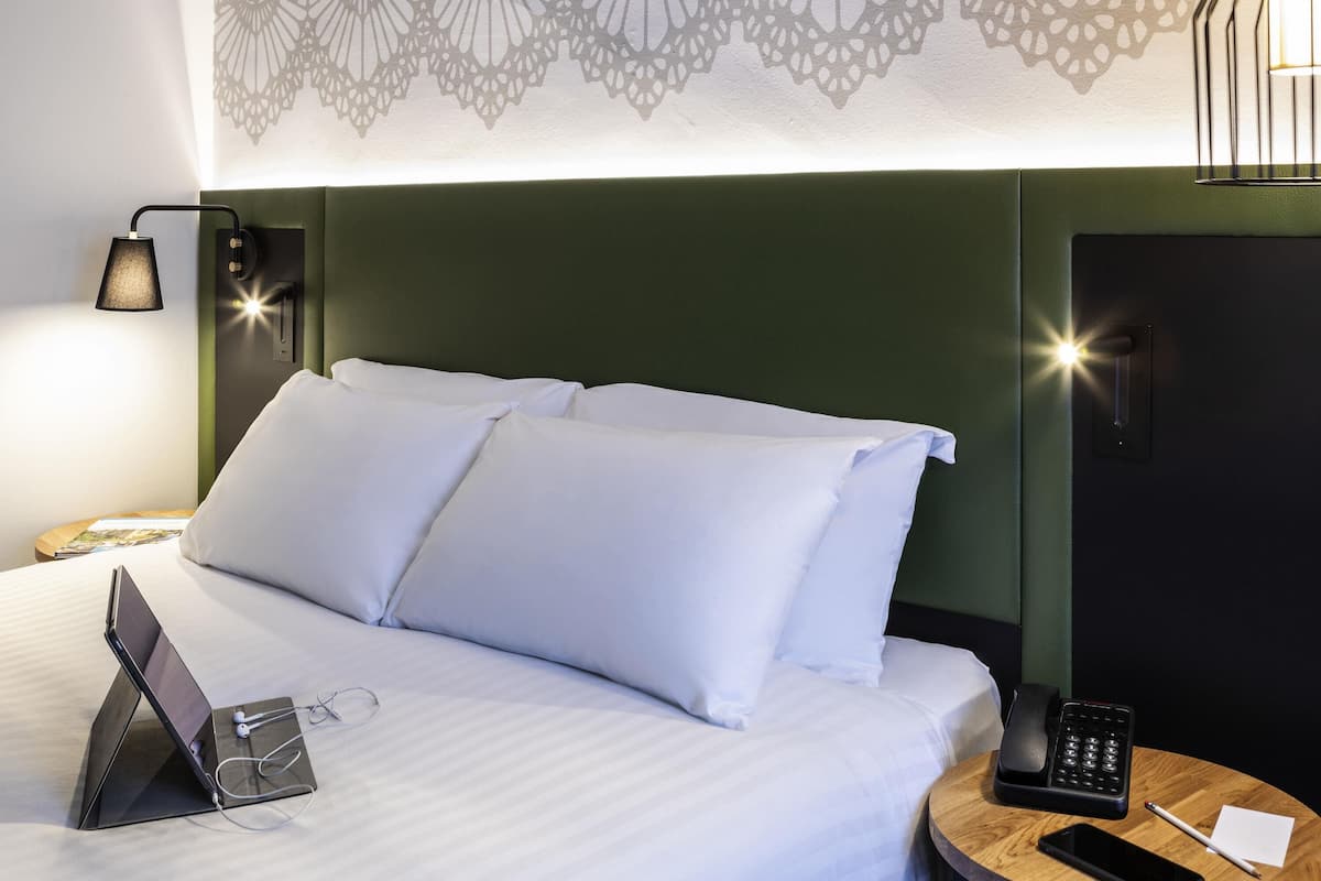 Hypo-allergenic bedding, in-room safe, desk, laptop workspace