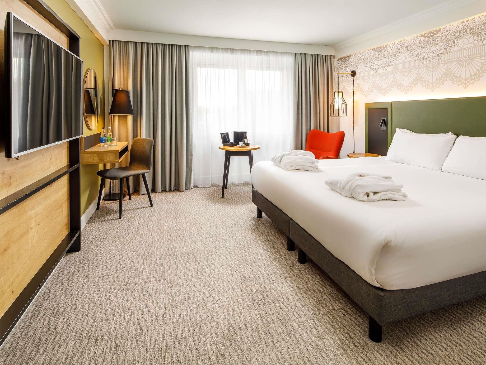 Privilege, Room, 1 King Bed | Hypo-allergenic bedding, in-room safe, desk, laptop workspace