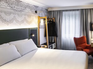 Ropa de cama hipoalergénica y caja de seguridad en la habitación 