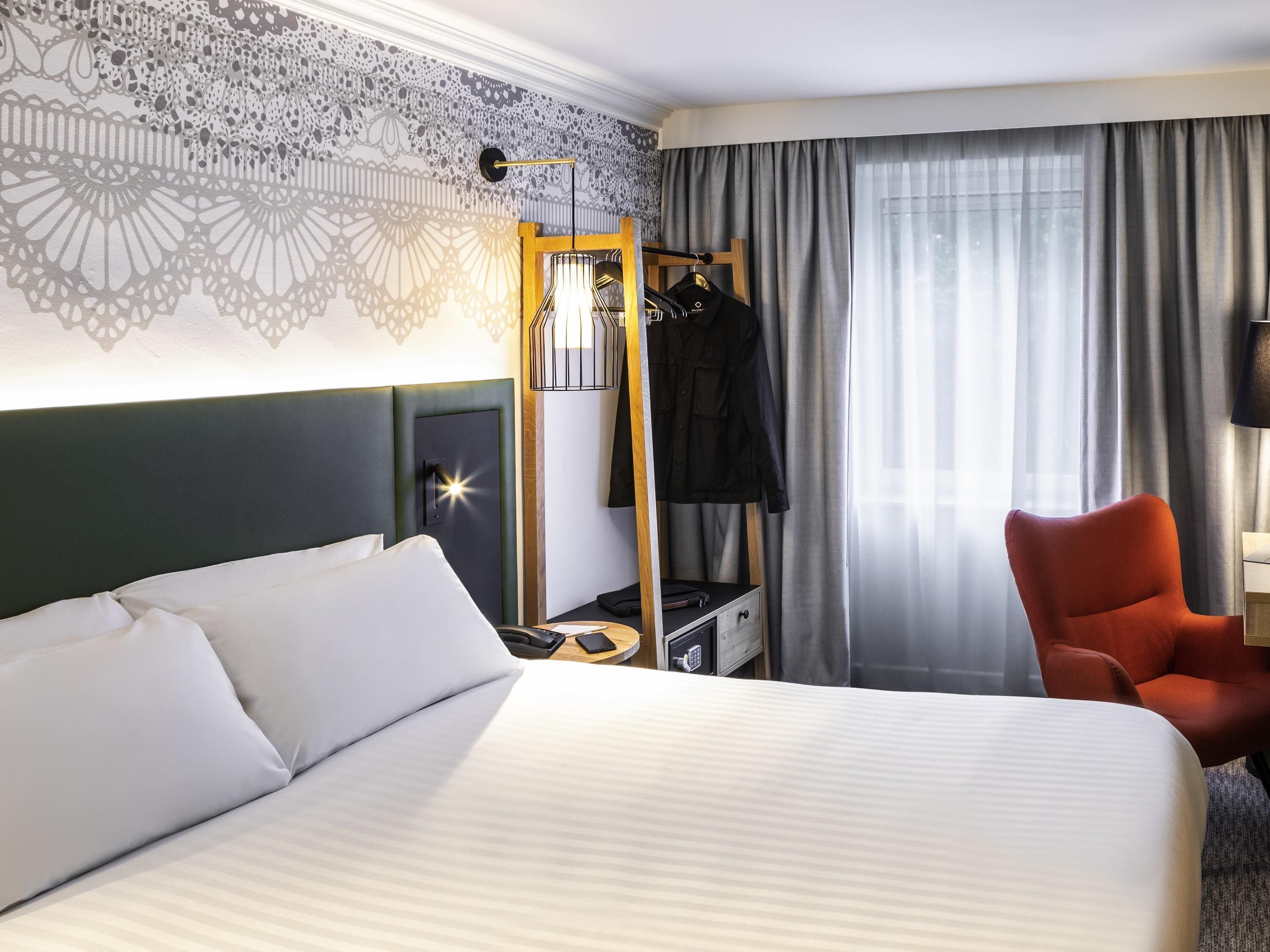 Allergitestade sängkläder, värdeförvaringsskåp på rummet och skrivbord