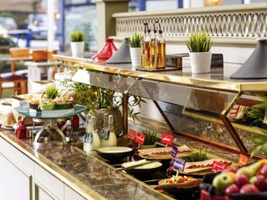 Daily buffet breakfast for a fee - Mercure Nottingham Sherwood Hotel (Nottingham)