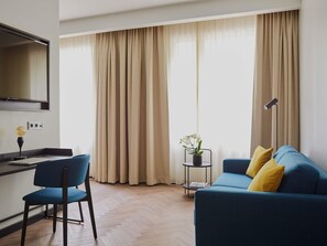 Suite – junior, 1 queensize-seng | 1 soverom, sengetøy av topp kvalitet, safe på rommet og skrivebord