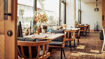 Phục vụ bữa trưa, bữa tối, đặc sản địa phương, dùng bữa ngoài trời