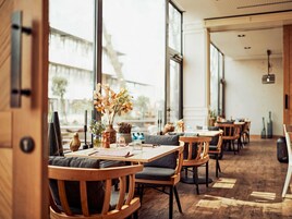 Se sirven almuerzos, cenas y cocina local (con mesas al aire libre) 