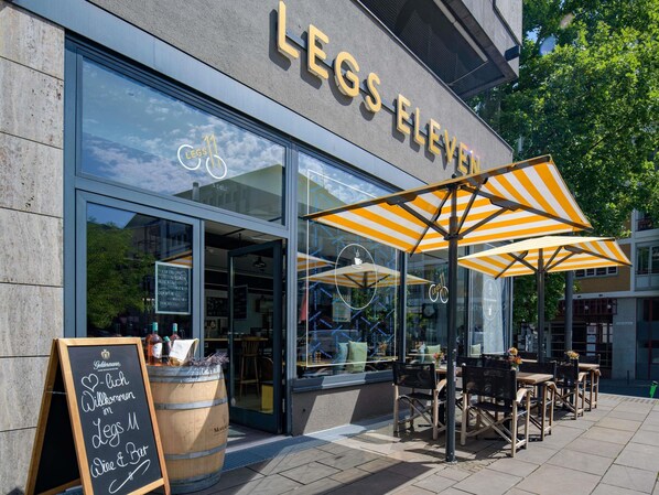 Ein Restaurant namens 'Legs Eleven' mit Außenbestuhlung und einer Kreidetafel.