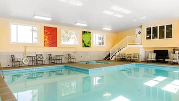 Indoor pool, sun loungers