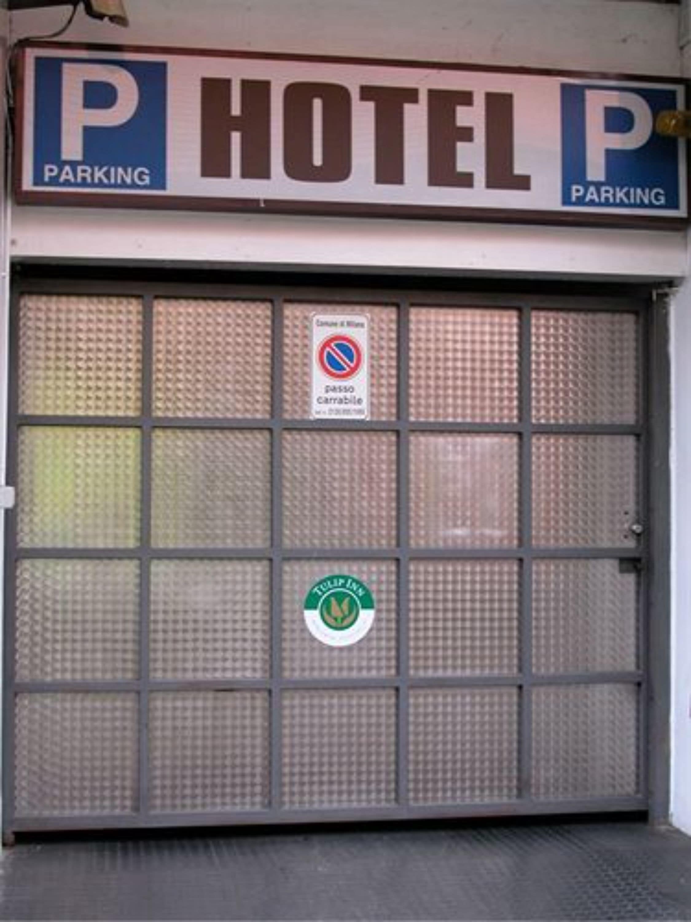 L’entrée d’un hôtel, avec une grande enseigne indiquant la disponibilité de places de stationnement.