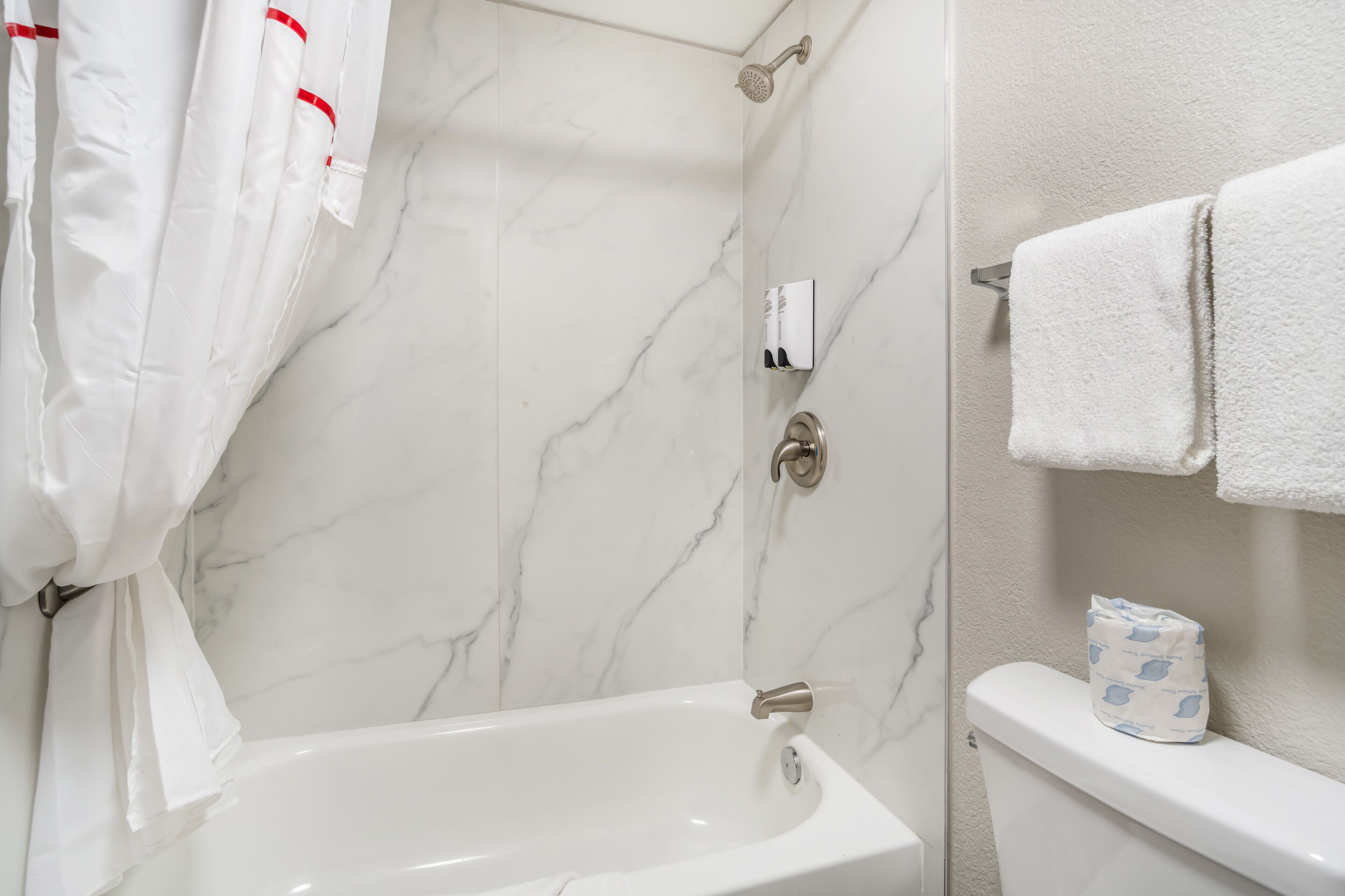 Ein Badezimmer mit einer Badewanne, einer Dusche und einem WC.