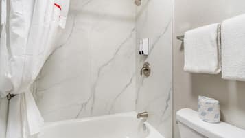 Ein Badezimmer mit einer Badewanne, einer Dusche und einem WC.