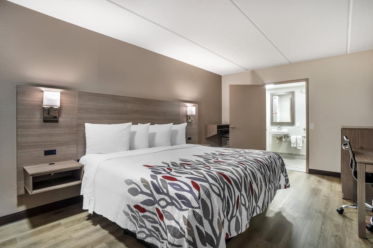Deluxe Room, 1 Katil Raja (King), Accessible, Non Smoking | Meja, langsir/tirai gelap terus, Wi-fi percuma, cadar katil 