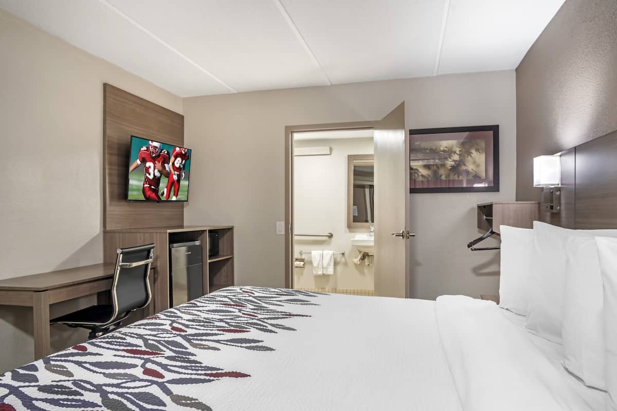 Deluxe Room, 1 King Bed, Accessible, Non Smoking | Desk, blackout curtains, free WiFi, bed sheets