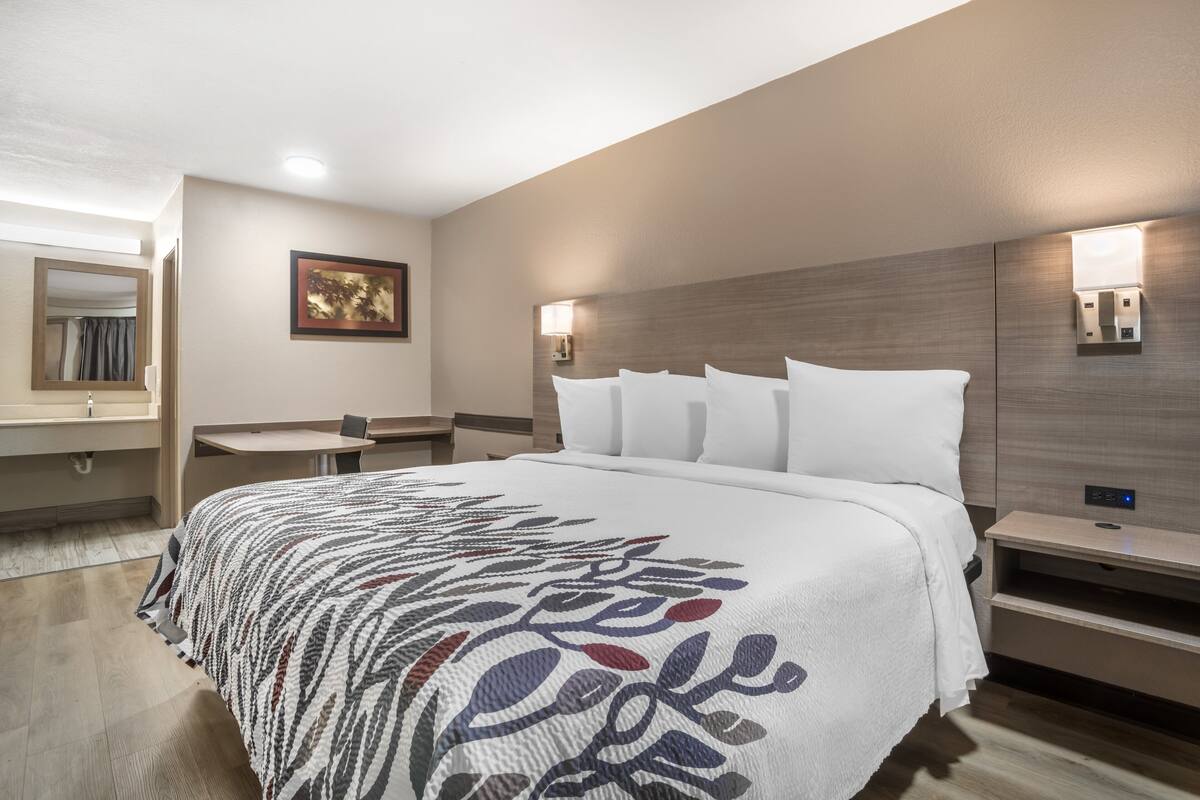 Superior Room, 1 Katil Raja (King), Non Smoking | Meja, langsir/tirai gelap terus, Wi-fi percuma, cadar katil 