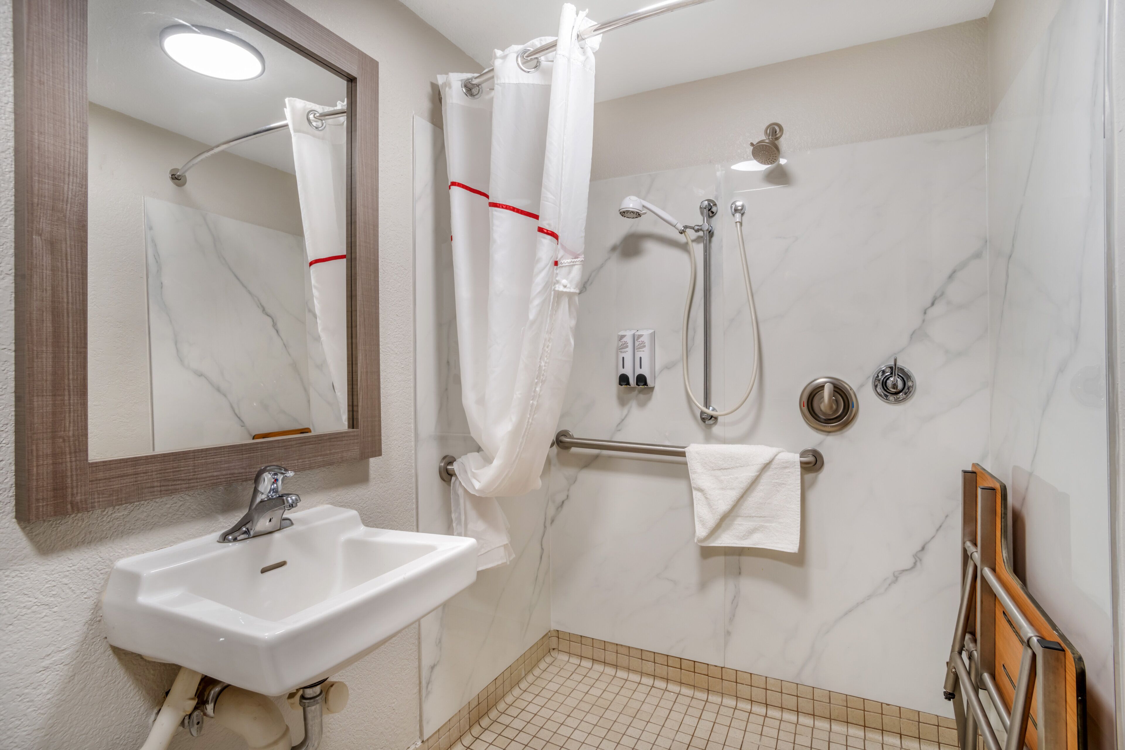 Deluxe Room, 1 King Bed, Accessible, Non Smoking | Bathroom