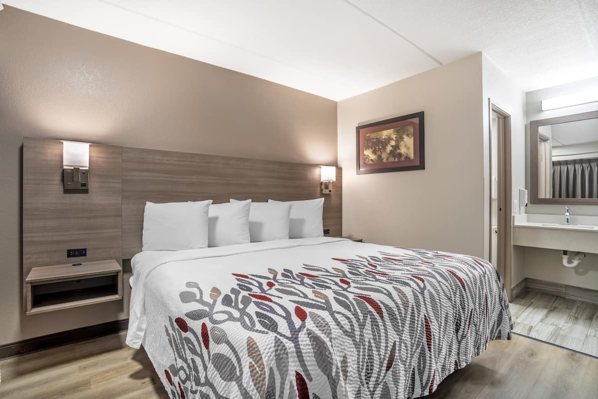 Standard Room, 1 King Bed, Non Smoking | Desk, blackout curtains, free WiFi, bed sheets