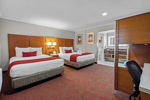 Rom – deluxe, 2 queensize-senger (Kids Room with 2 queen beds and Bunk) | Strykejern/-brett, wi-fi (inkludert) og sengetøy