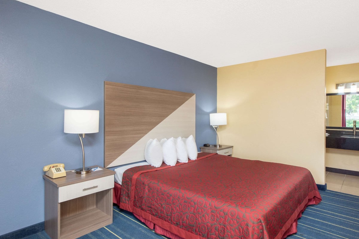 Room, 1 King Bed, Smoking | In-room safe, desk, laptop workspace, blackout drapes