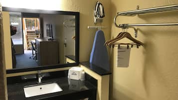 Chambre, 1 grand lit, accessible aux personnes à mobilité réduite, non-fumeurs | Salle de bain | Ensemble douche/baignoire, sèche-cheveux, serviettes fournies, savon