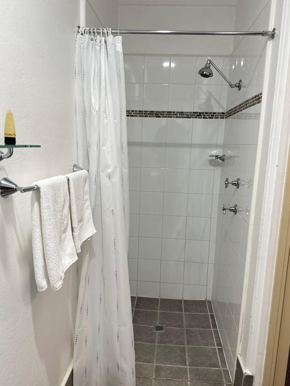 Shower, rainfall showerhead, free toiletries, towels