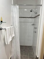 Shower, rainfall showerhead, free toiletries, towels